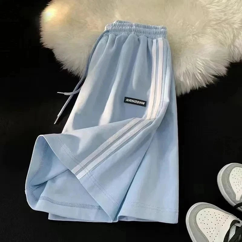 Pantalones de chándal a rayas laterales para mujer, pantalones cortos rectos sueltos de cintura alta para correr, pantalones cortos de pierna ancha informales en blanco y negro a la moda de verano