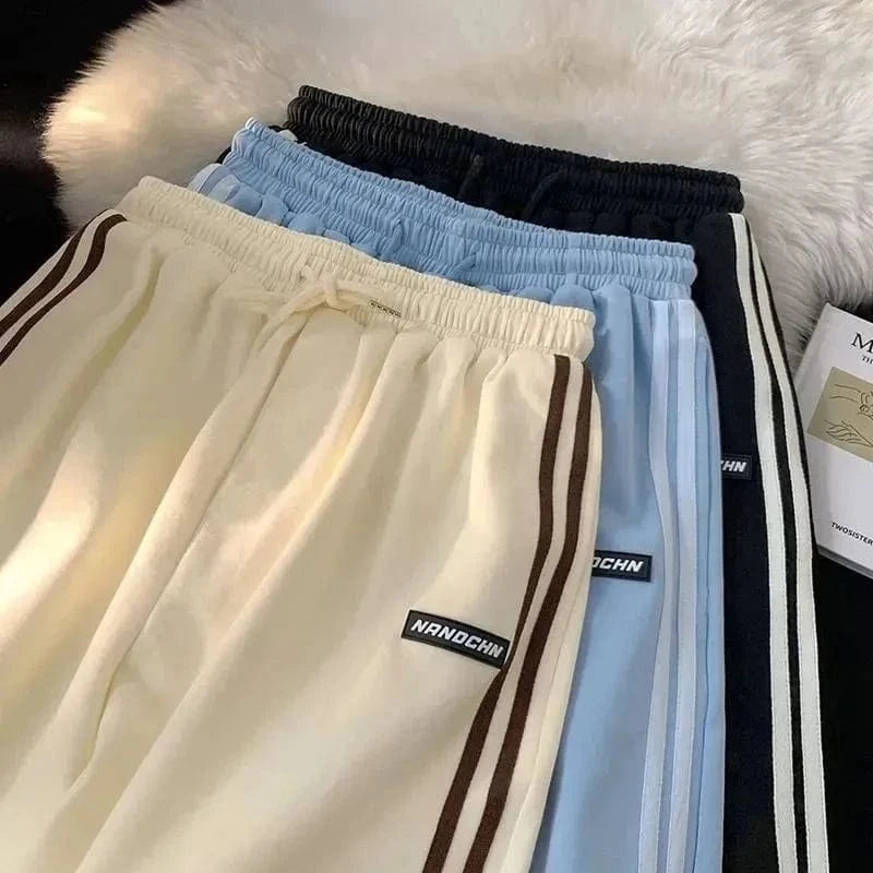 Pantalones de chándal a rayas laterales para mujer, pantalones cortos rectos sueltos de cintura alta para correr, pantalones cortos de pierna ancha informales en blanco y negro a la moda de verano